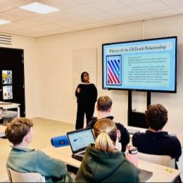 Bezoek Amerikaanse studente Aashi Mendpara aan vwo 5 