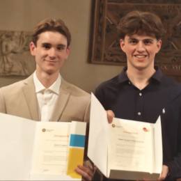 Pepijn en Simon nemen hun getuigschrift in ontvangst