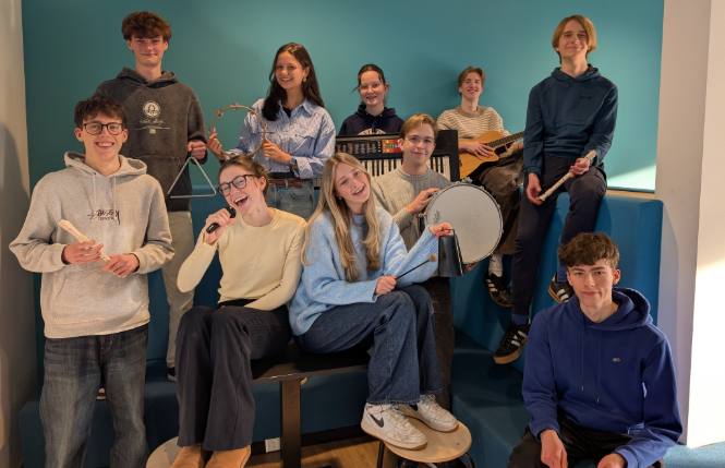 Leerlingen muziekklas doen examen